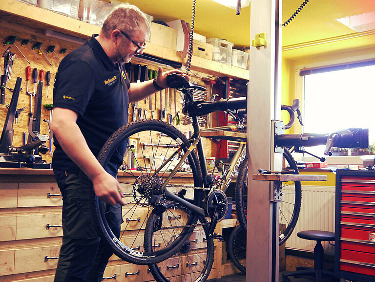 fahrradreparatur im fahrradgeschäft und fahrradwerkstatt radsport oberlausitz in eibau